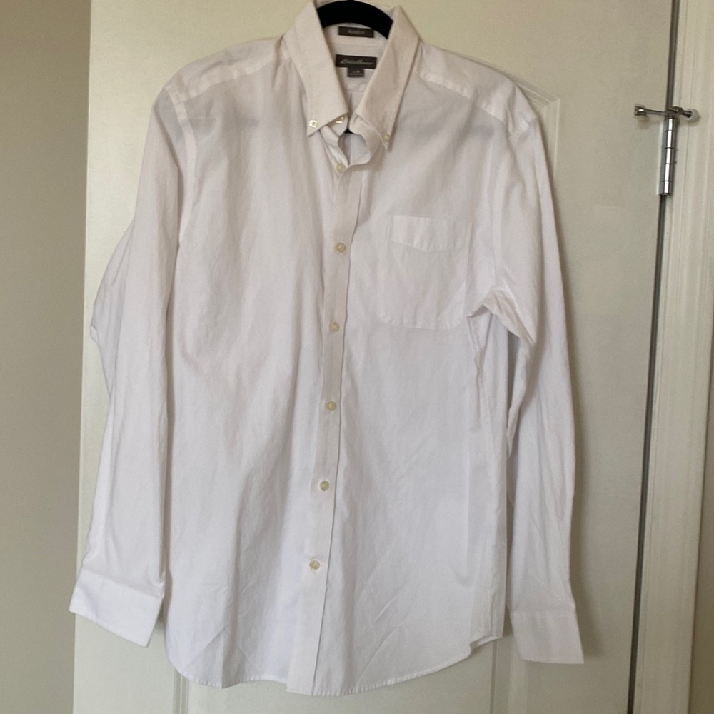 Men’s relaxed fit Eddie Bauer button down shirt